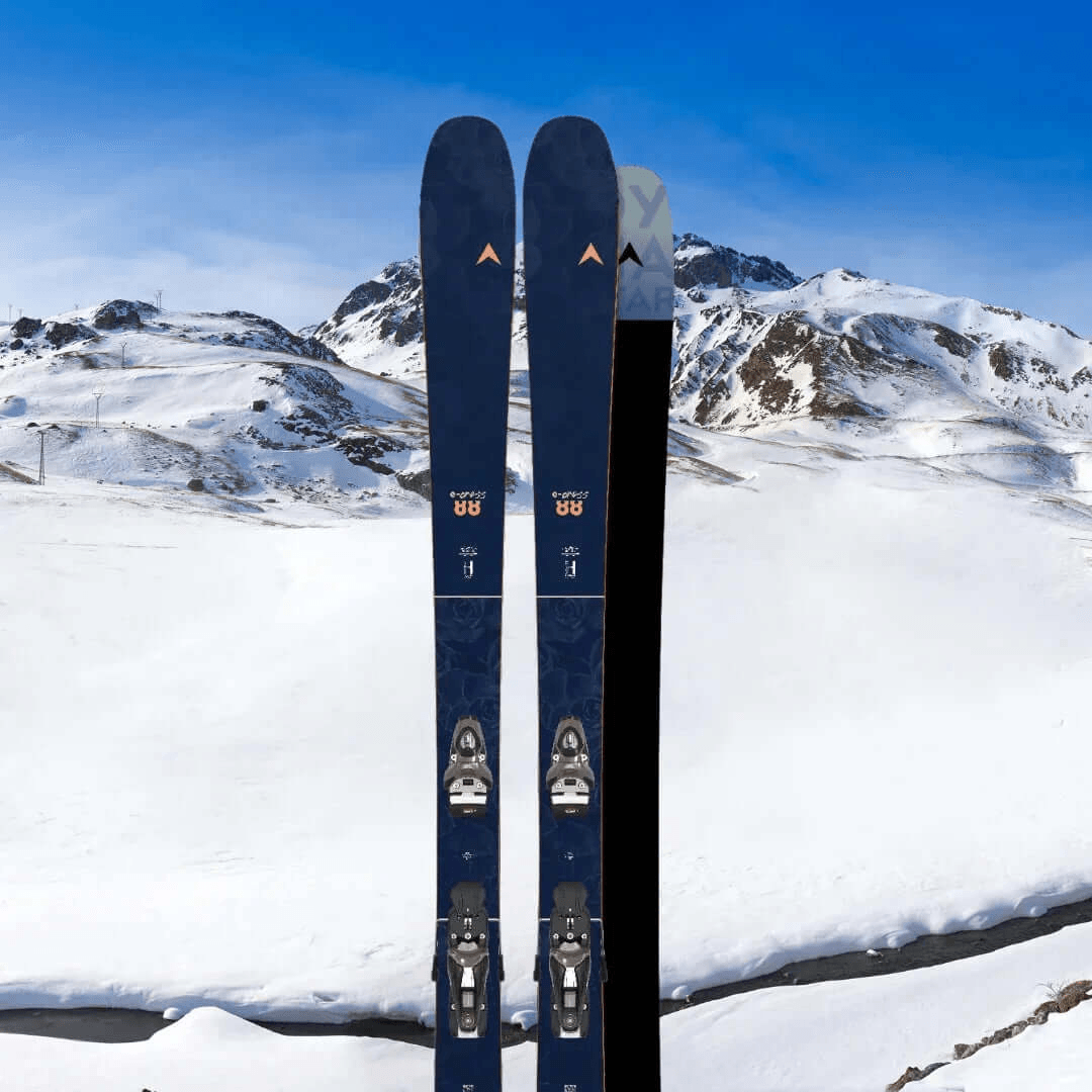Paar Ski im Schnee – Ski-Komplettpaket Anfänger, Skiverleih in Val Thorens