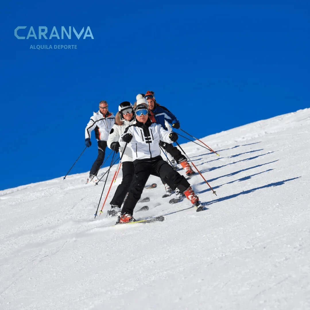 Ski-Gruppenkurs: Die Gruppe folgt dem Skilehrer die Piste hinunter