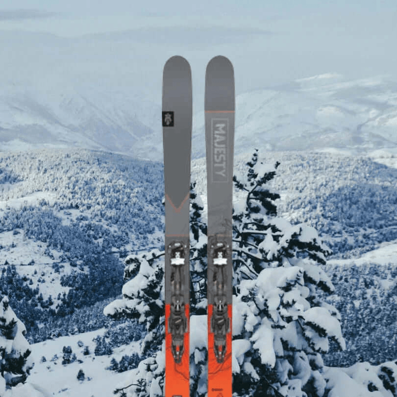 Paar breite Ski über einem verschneiten Wald – Tourenski, Skiverleih in Val Thorens