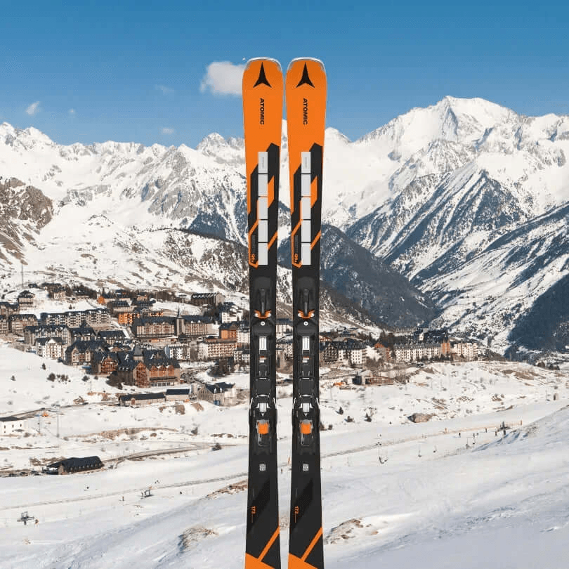 Paar orangefarbene Ski – Anfängerski, Skiverleih in Val Thorens