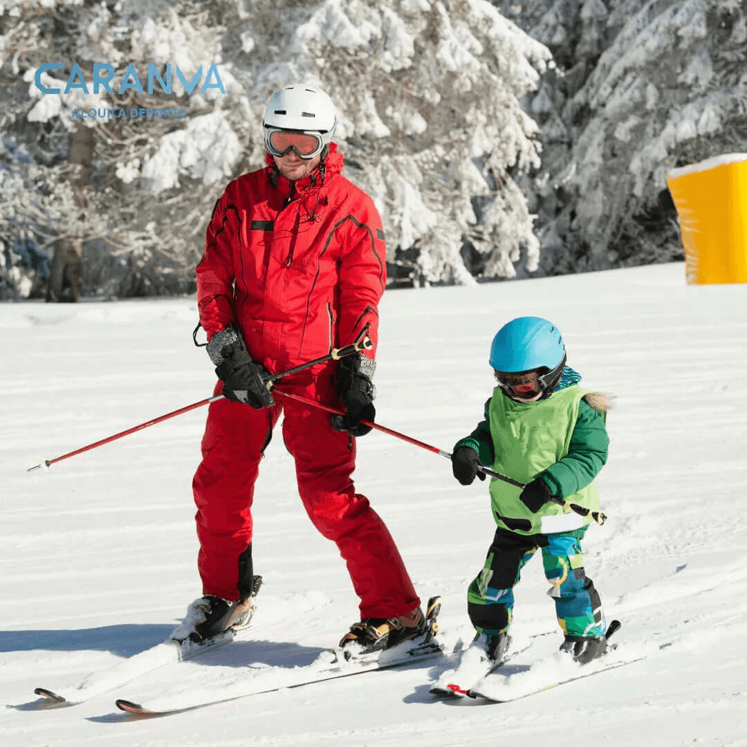 Kind lernt mit seinem Skilehrer Ski fahren