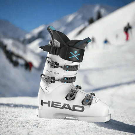 Bota de esquí Head Raptor blanca sobre la nieve, con esquiadores en la pista al fondo